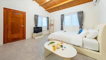 Jeju Dangdangi Dog Pension Black