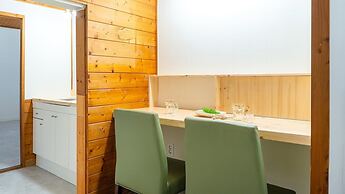 Jeju Dangdangi Dog Pension Black