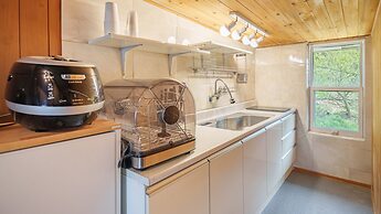 Jeju Dangdangi Dog Pension Black