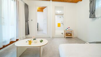 Jeju Dangdangi Dog Pension Black