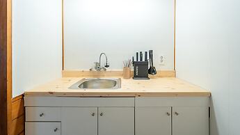 Jeju Dangdangi Dog Pension Black