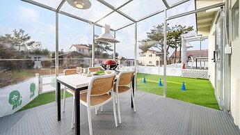 Jeju Dangdangi Dog Pension Black