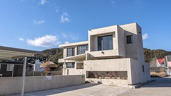 Gyeongju EL Poolvilla Pension