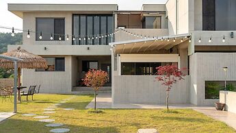 Gyeongju EL Poolvilla Pension