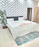 Maujis Villa And Guest House