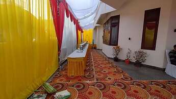 Maujis Villa And Guest House