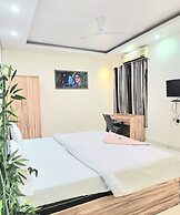 Maujis Villa And Guest House