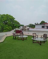 Maujis Villa And Guest House