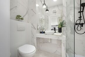 Bliska Wola Modern Studio by Renters