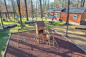 Cozy Broken Bow Cabin: Fire Pits, Community Spaces