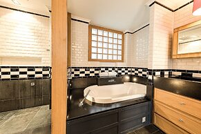 City Luxury 3BR Prime Location