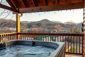 Parkway Paradise w Private Hot Tub