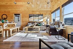 Parkway Paradise w Private Hot Tub