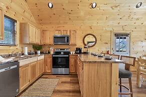 Parkway Paradise w Private Hot Tub