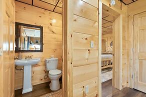 Parkway Paradise w Private Hot Tub