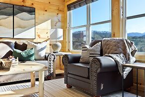 Parkway Paradise w Private Hot Tub