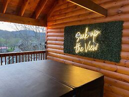 Parkway Paradise w Private Hot Tub