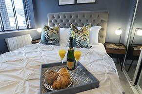 Elliot Oliver - Exquisite 2 Bedroom Apartment With Garden, Parking & E