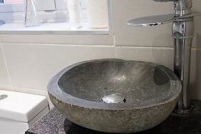 Spacious 4-br Cambridge House, Free Parking