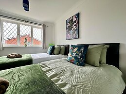 Spacious 4-br Cambridge House, Free Parking