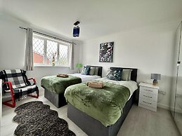 Spacious 4-br Cambridge House, Free Parking