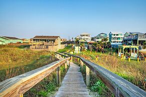 Holiday Beach House by Avantstay Pool + Beach