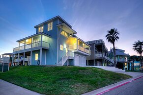 Holiday Beach House by Avantstay Pool + Beach