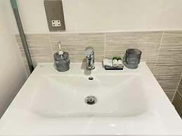 1B Steps to Uni & Stadium - Wi-fi, Brekie, Netfilx