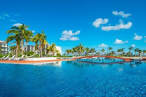 Sirenita G. Infinity pool - At Mareazul