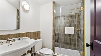 The Mary Beth Hotel & Gallery