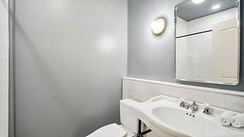 The Mary Beth Hotel & Gallery