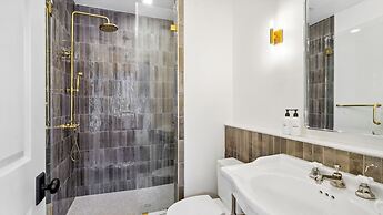 The Mary Beth Hotel & Gallery