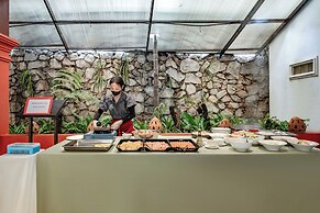 Manyo Hotel and Resort