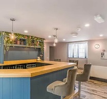 Immaculate 6-bed Ivy House