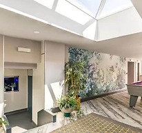 Immaculate 6-bed Ivy House