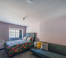 Immaculate 6-bed Ivy House