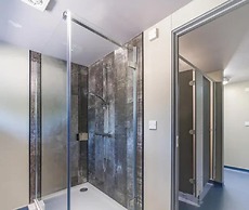 Immaculate 6-bed Ivy House