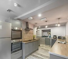 Immaculate 6-bed Ivy House