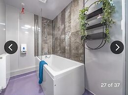 Immaculate 6-bed Ivy House