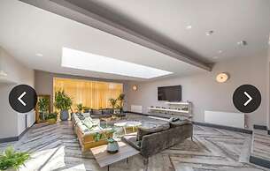 Immaculate 6-bed Ivy House