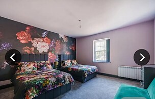 Immaculate 6-bed Ivy House