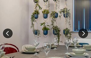 Immaculate 6-bed Ivy House