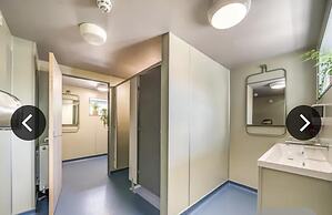 Immaculate 6-bed Ivy House