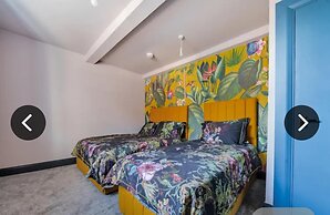 Immaculate 6-bed Ivy House