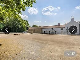 Immaculate 6-bed Ivy House