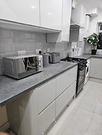 Charming 3-bed House in Staines