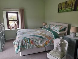 3 Bed Farmhouse - Sleeps 6 - Wifi - Parking