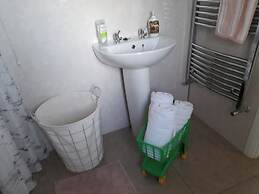 3 Bed Farmhouse - Sleeps 6 - Wifi - Parking