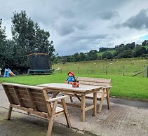 3 Bed Farmhouse - Sleeps 6 - Wifi - Parking