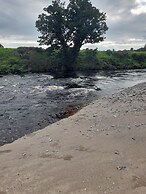3 Bed Farmhouse - Sleeps 6 - Wifi - Parking